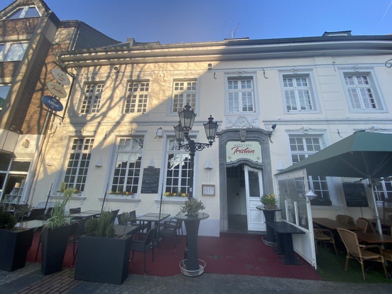 Hausansicht Moers Etagenwohnung Zentral und hell: Single-Apartment sucht Nachmieter!