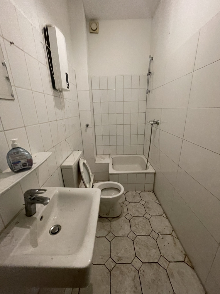 Bad 1. OG links Mehrfamilienhaus Duisburg