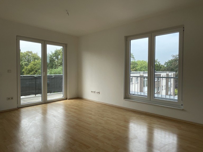 Wohnzimmer Moers Dachgeschosswohnung WBS-Pflicht! Barrierefreies & modernes Wohnen in Moers: 4-Zimmer-Wohnung im Dachgeschoss mit Balkon