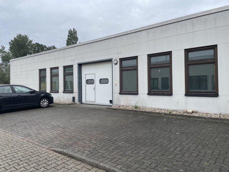 Au�enansicht mit Zugang Rolltor Halle Moers
