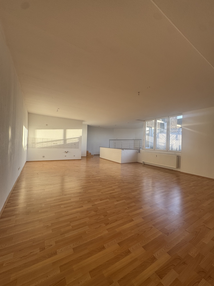 Wohnzimmer Moers Dachgeschosswohnung �ber den D�chern von Moers: Gro�z�gige 3-Zimmer-Wohnung mit Dachterrasse in der Moerser Innenstadt!