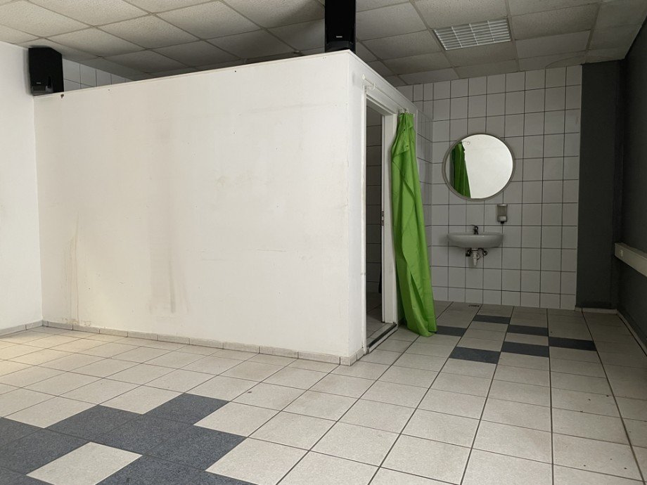 IUmkleide mit Dusche Halle Moers