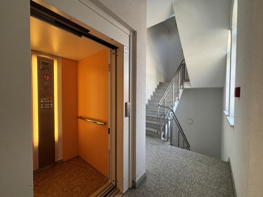 Treppenhaus mit Aufzug Etagenwohnung Dingelst�dt